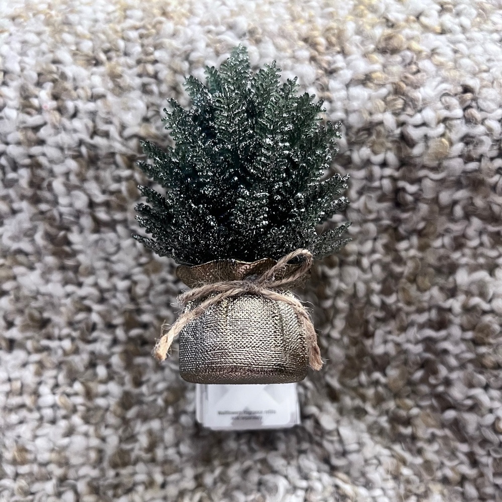 Bath & Body Works Rustic Evergreen in Gold Pot Wallflower Plug NWT